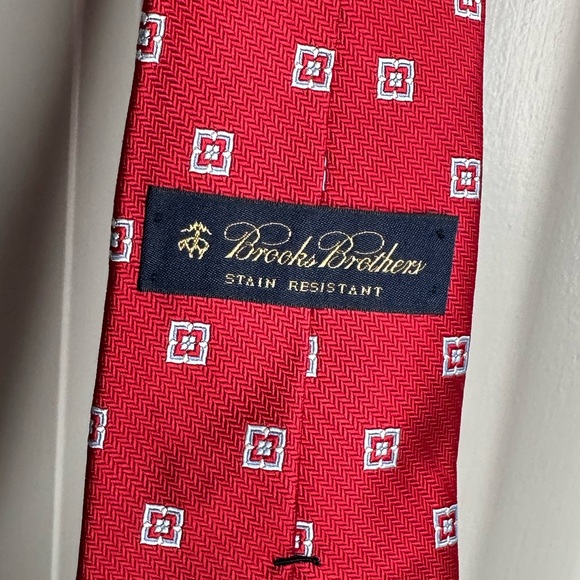 Brooks brother’s stain resistant tie red with blue and white pattern - Picture 2 of 3